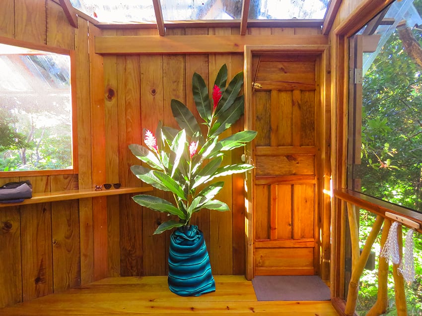 1 Night In The Magical Treehouse At Roland'S Garden Guesthouse, Guanaja 5 red ginger display next to the bathroom door in the treehouse