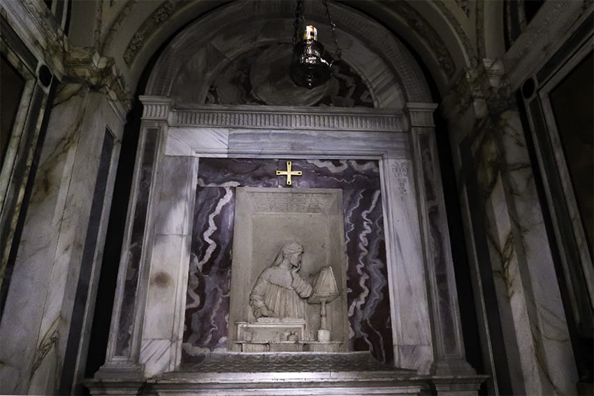 7 of the Best Things to do in Ravenna, Italy 9 Inside Dantes Tomb in Ravenna