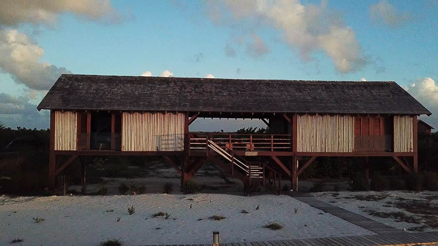 A bedroom with a bed in a roomDescription automatically generated