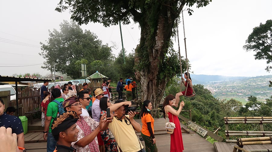Wanagiri Hidden Hill, The Perfect Instagram Spot In Bali 3 crowds of people waiting to take turns sitting on swings at Wanagiri Hidden Hill