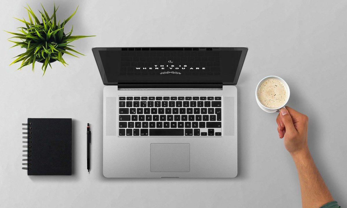 Awesome Tips To Help You Work While Travelling (2024) 2 using a laptop when you are working while travelling