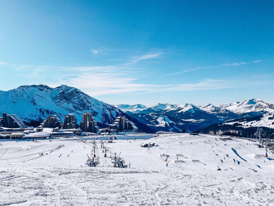 Avoriaz snow with mountains behind