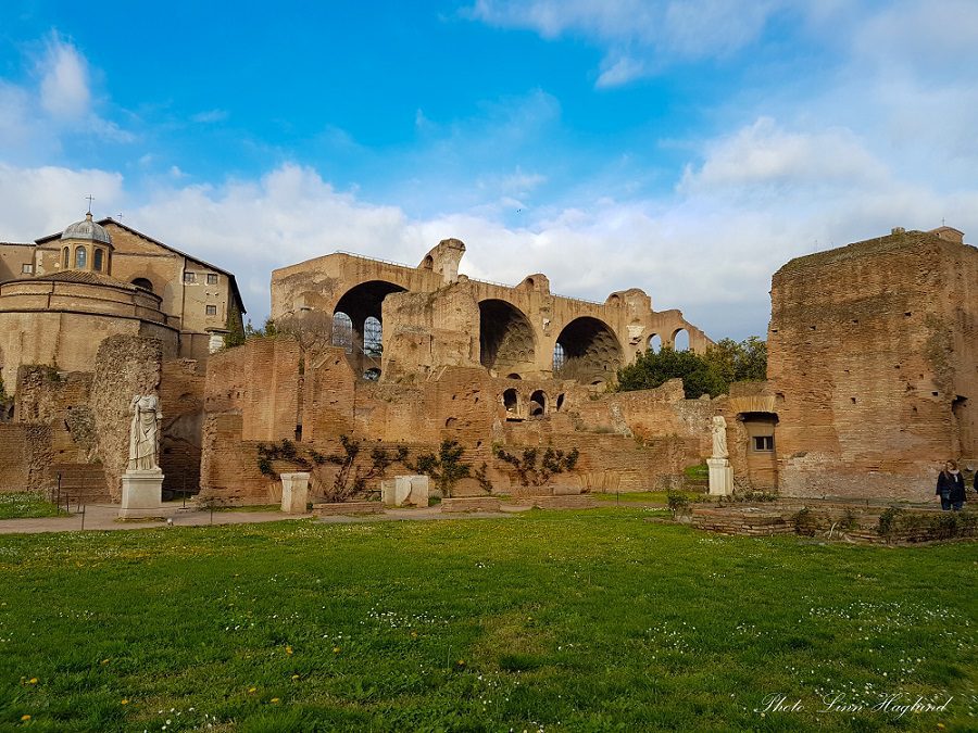 25 Amazing Destinations For Winter Sun Around The World 18 The ruins of the Roman Forum with three large arches and statues
