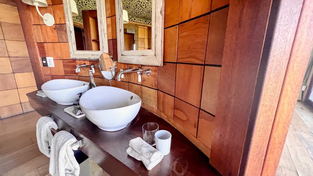 The Luxurious Xaranna Camp By &Amp;Beyond, Okavango Delta, Botswana (2024) 10 double sink with mirrors above
