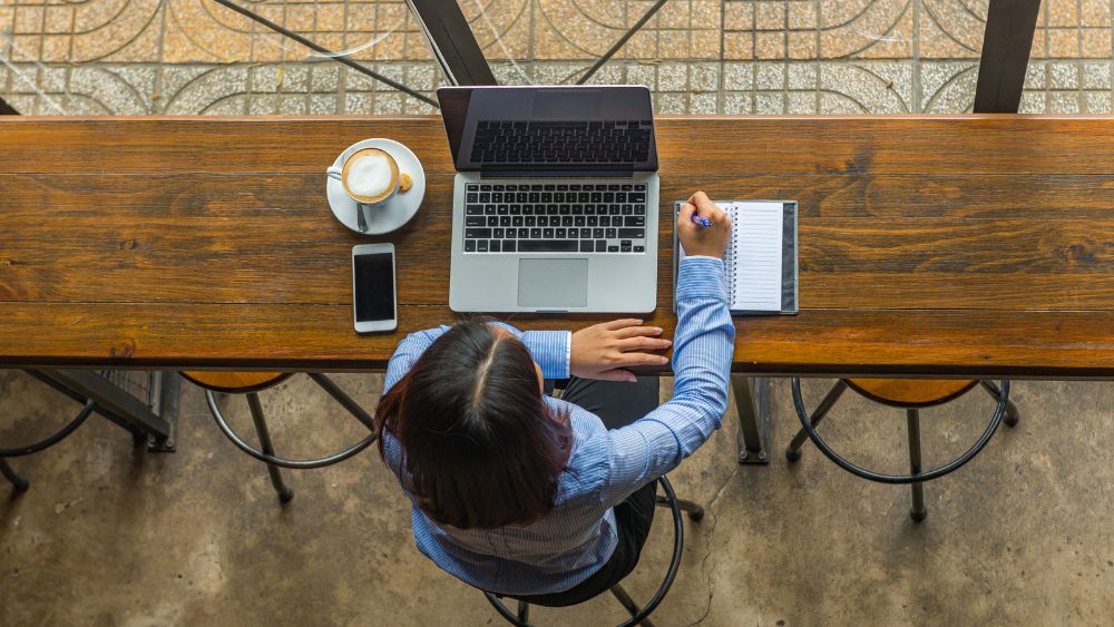 coffee shop working while travelling