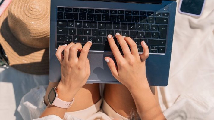 Awesome Tips To Help You Work While Travelling (2024)