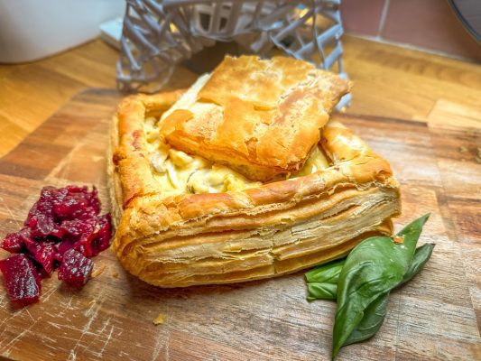Puff Pastry Box with cream, mushroom and goat's cheese filling